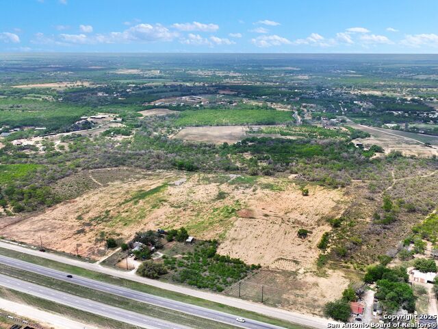 Listing photo id 6 for 17171 Interstate 35