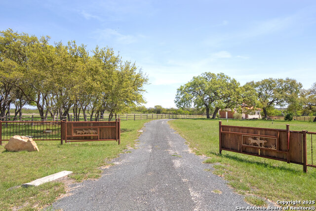 Listing photo id 2 for 876 Horseshoe Falls