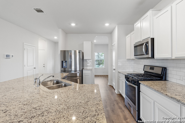 Listing photo id 5 for 13118 Whisper Bend