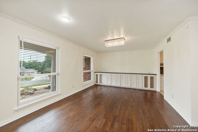 Listing photo id 12 for 3918 Midvale