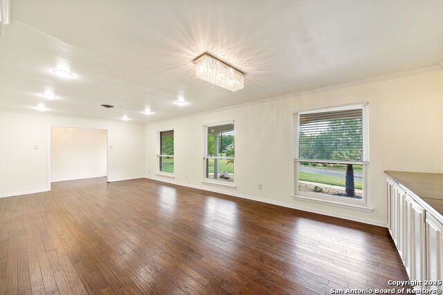 Listing photo id 13 for 3918 Midvale