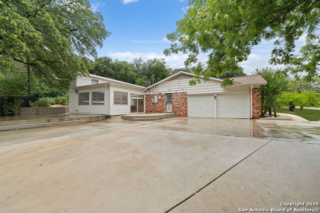 Listing photo id 2 for 3918 Midvale