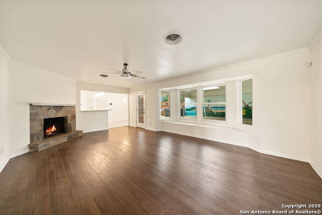 Listing photo id 5 for 3918 Midvale