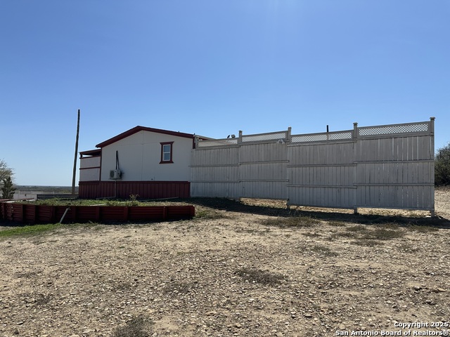 Listing photo id 7 for 2427 Fm 462