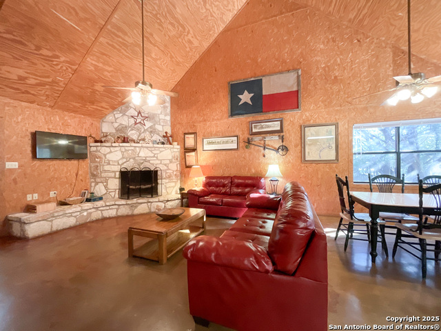 Listing photo id 4 for 1381 County Road 348