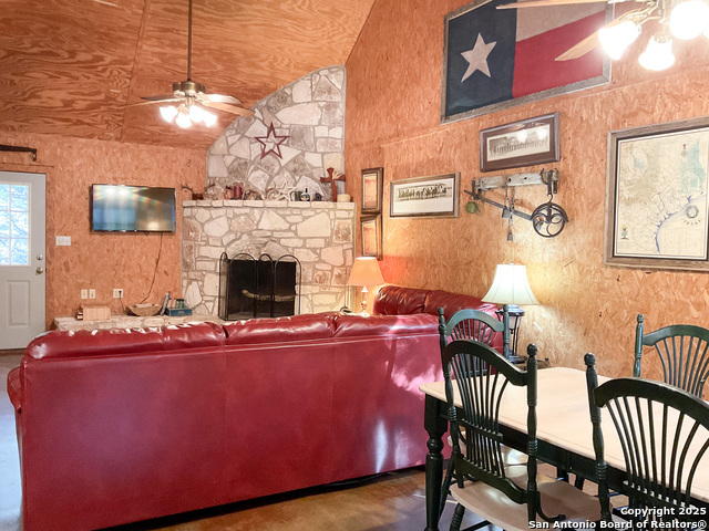 Listing photo id 5 for 1381 County Road 348