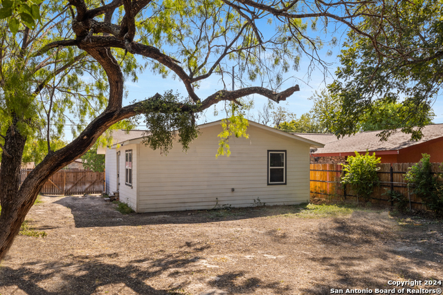 Listing photo id 22 for 243 Alicia Ave