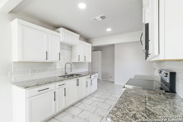 Listing photo id 3 for 243 Alicia Ave