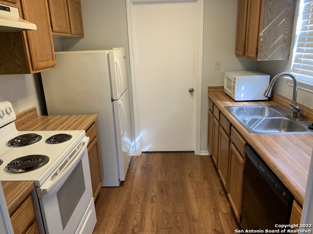 Image 4 of 27 For 4545 Hoeneke St  401