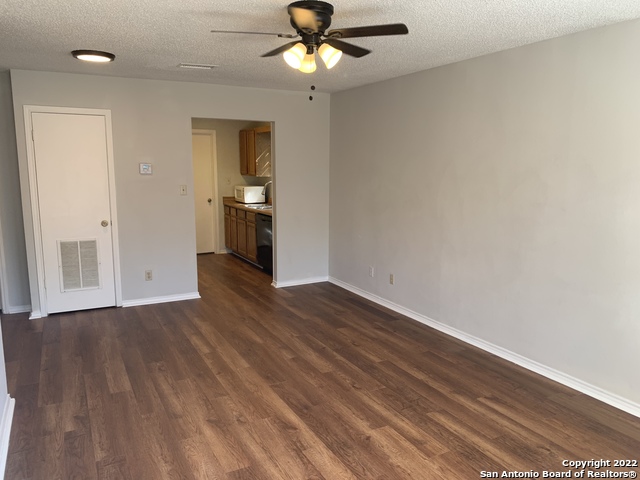 Image 6 of 27 For 4545 Hoeneke St  401