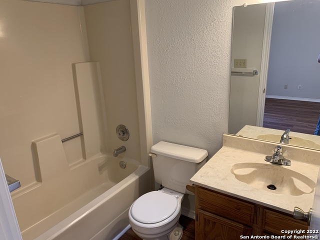 Image 7 of 27 For 4545 Hoeneke St  401