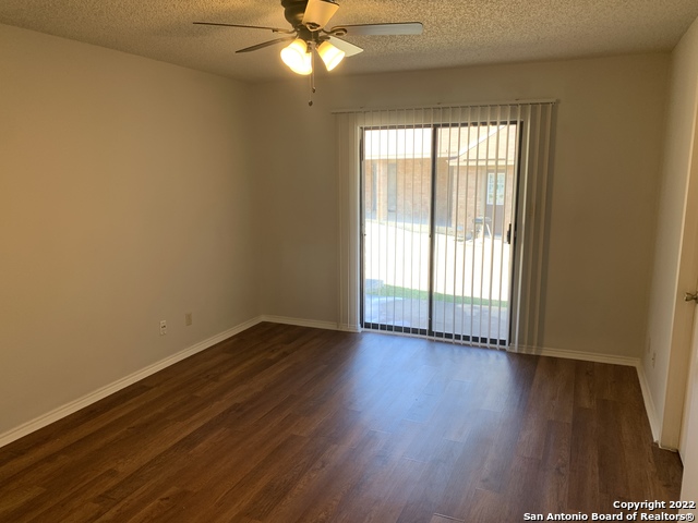 Image 8 of 27 For 4545 Hoeneke St  401