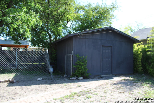 Listing photo id 16 for 203 Forrest Ave