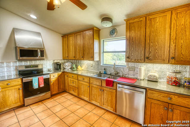 Listing photo id 8 for 2700 Little Creek