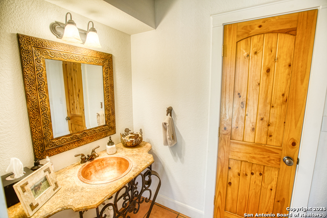 Listing photo id 11 for 2700 Little Creek