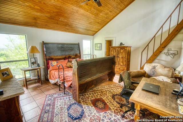 Listing photo id 12 for 2700 Little Creek