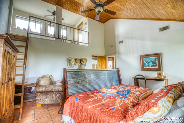 Listing photo id 13 for 2700 Little Creek