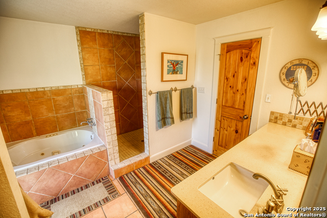 Listing photo id 14 for 2700 Little Creek