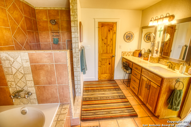 Listing photo id 15 for 2700 Little Creek