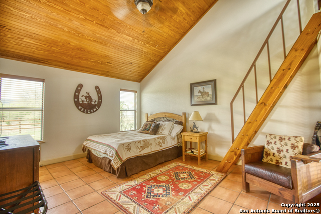 Listing photo id 17 for 2700 Little Creek