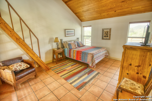 Listing photo id 20 for 2700 Little Creek