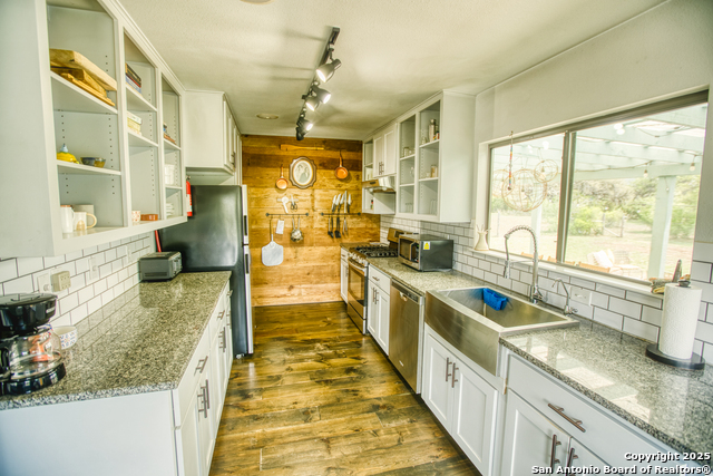 Listing photo id 29 for 2700 Little Creek