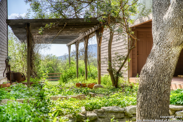 Listing photo id 2 for 2700 Little Creek