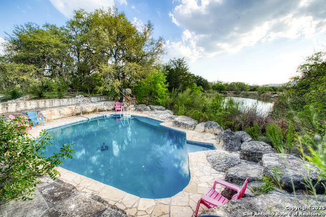 Listing photo id 41 for 2700 Little Creek