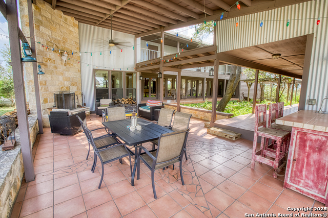 Listing photo id 3 for 2700 Little Creek