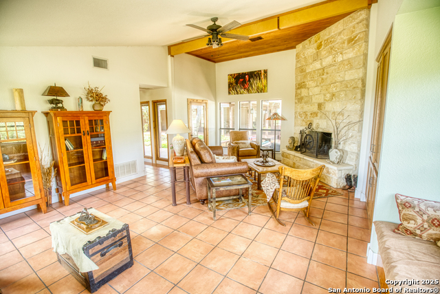 Listing photo id 5 for 2700 Little Creek