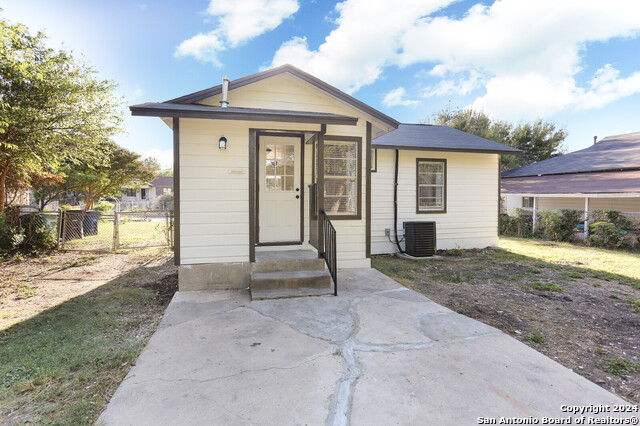 Image 4 of 15 For 143 Loma Park Dr