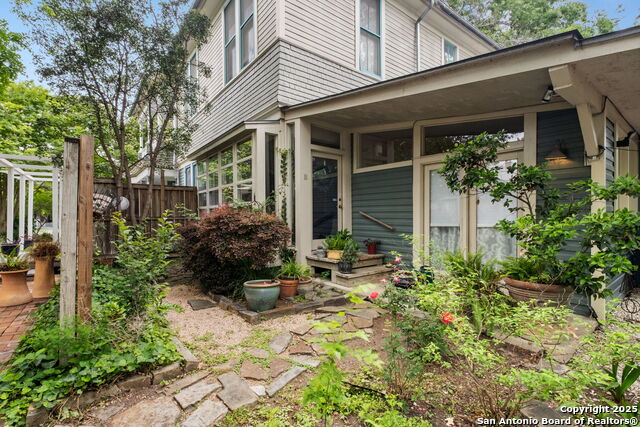 Image 10 of 31 For 516 Guenther St E