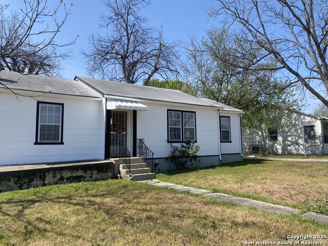 Listing photo id 0 for 2506 Mulberry Ave W