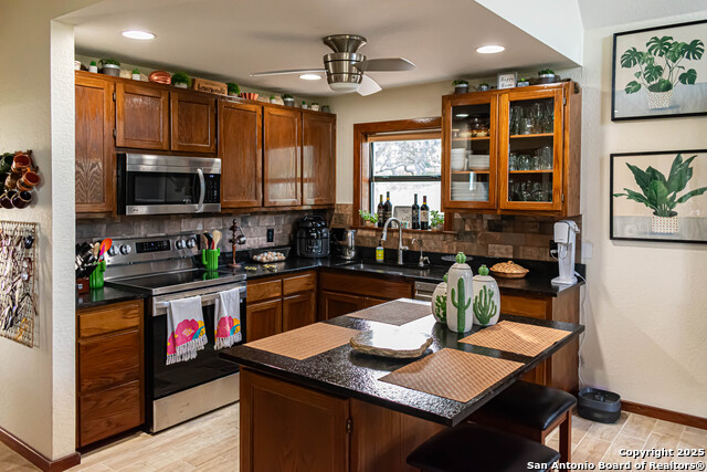 Listing photo id 8 for 320 Overland Trail W