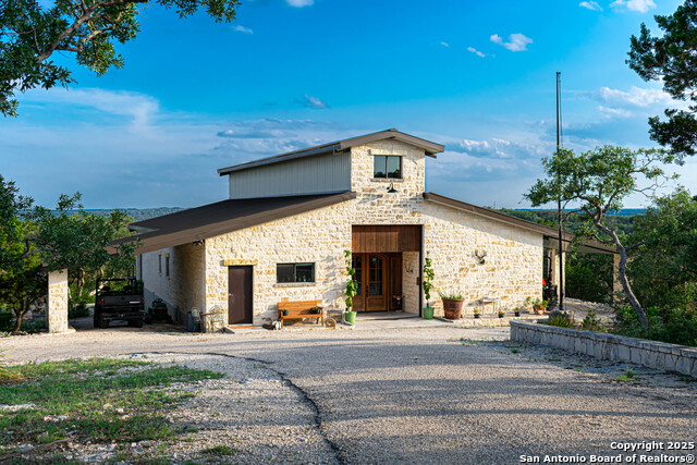 Listing photo id 11 for 320 Overland Trail W