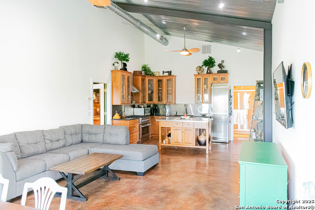 Listing photo id 14 for 320 Overland Trail W