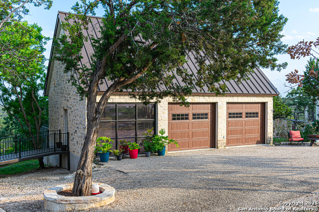 Listing photo id 17 for 320 Overland Trail W
