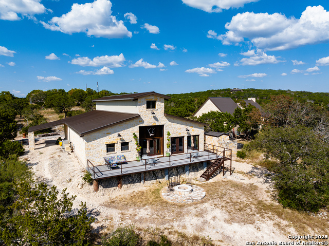 Listing photo id 1 for 320 Overland Trail W