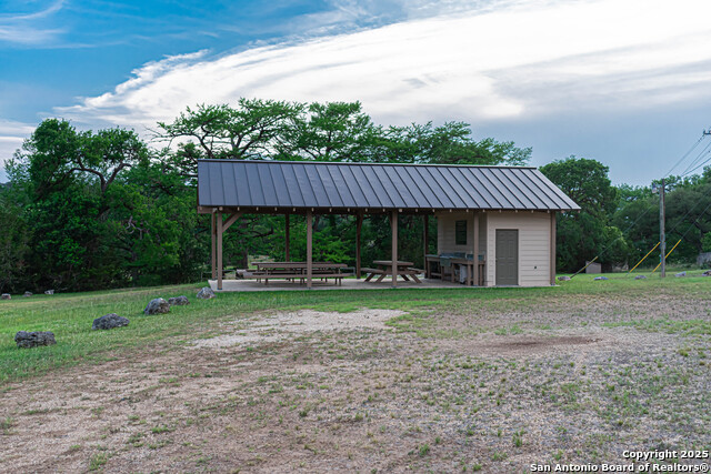 Listing photo id 3 for 320 Overland Trail W