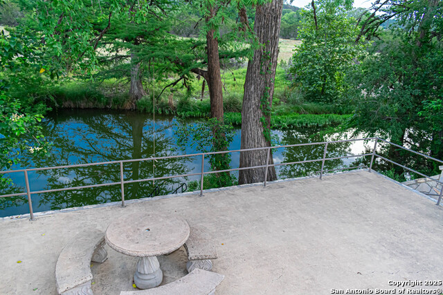 Listing photo id 4 for 320 Overland Trail W