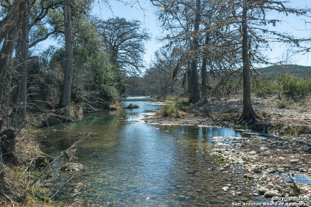 Listing photo id 5 for 320 Overland Trail W