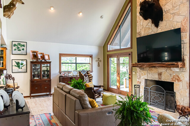 Listing photo id 6 for 320 Overland Trail W