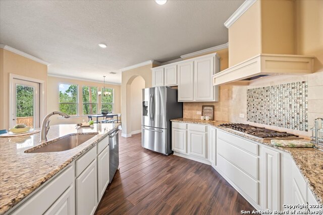 Listing photo id 8 for 3903 Brazos Bend