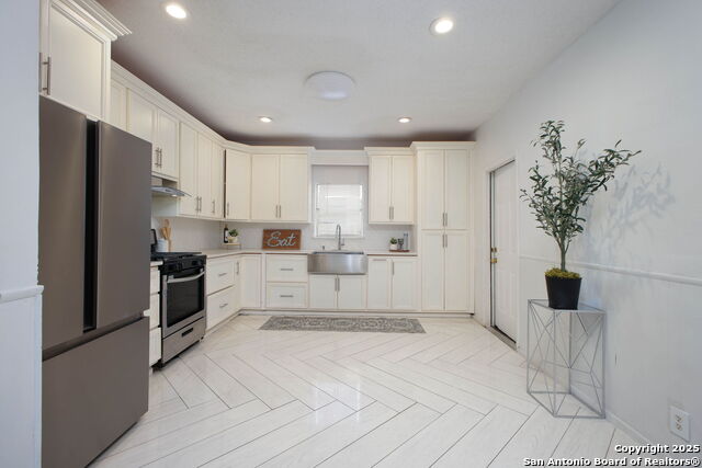 Listing photo id 8 for 2719 West Houston