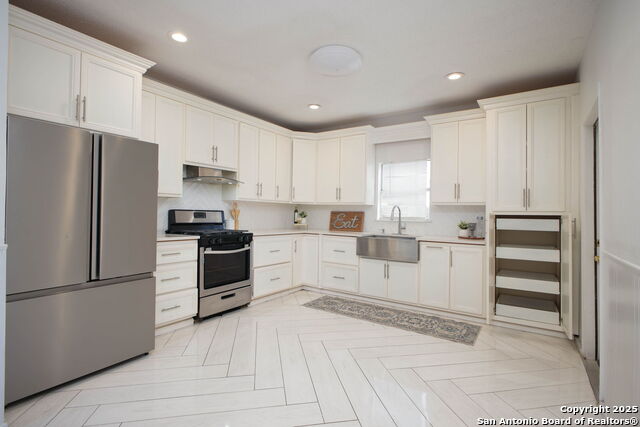 Listing photo id 10 for 2719 West Houston