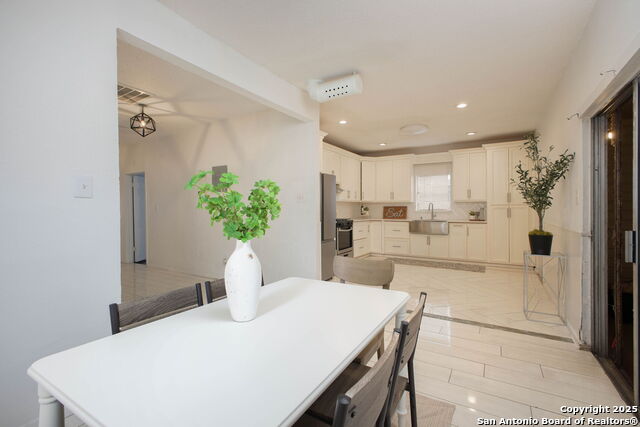 Listing photo id 11 for 2719 West Houston