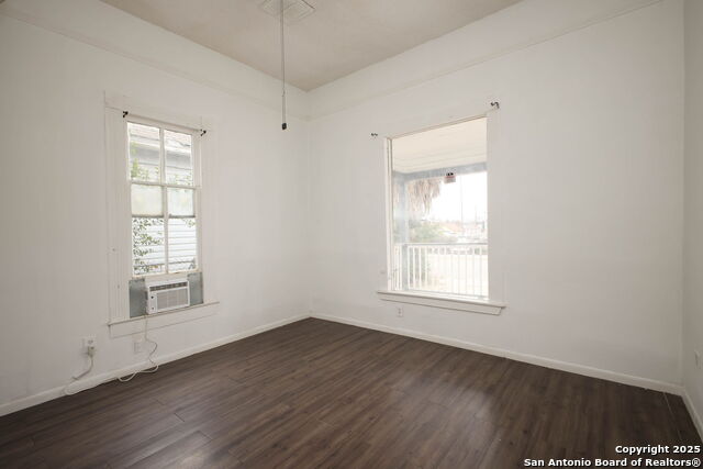 Listing photo id 12 for 2719 West Houston