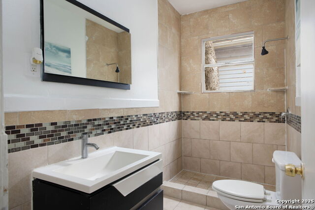 Listing photo id 13 for 2719 West Houston