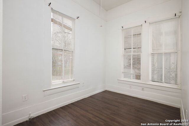 Listing photo id 14 for 2719 West Houston