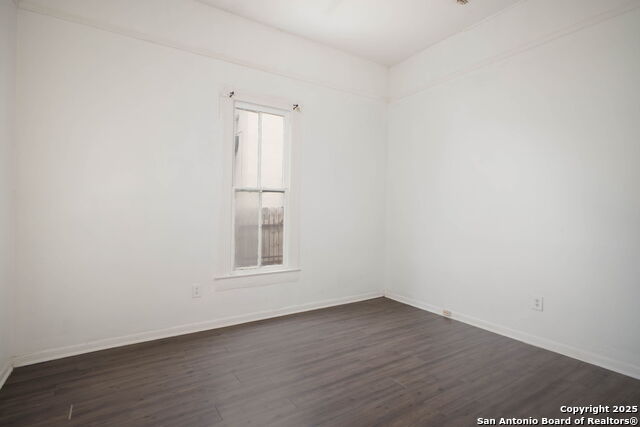 Listing photo id 15 for 2719 West Houston